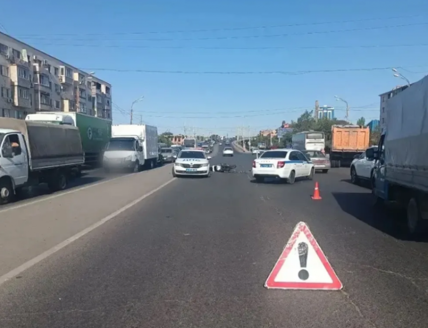 В Астрахани перед Новым мостом грузовик насмерть сбил мотоциклиста