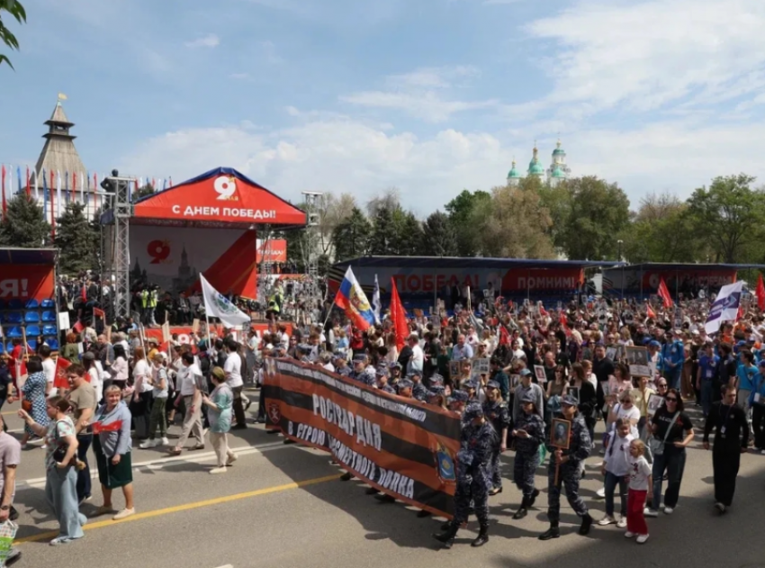 Астраханцы традиционно пронесли портреты героев ВОВ по центральным улицам