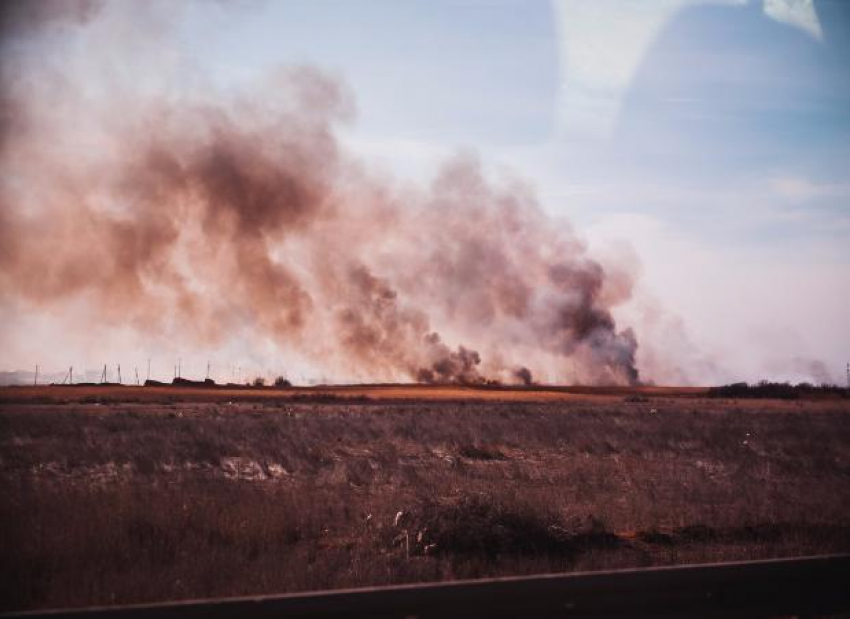 Астраханская область охвачена пожарами: Сергей Морозов лично вызывает спасателей