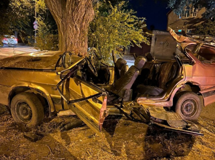 В Астрахани «Лада» столкнулась с деревом, погиб пассажир