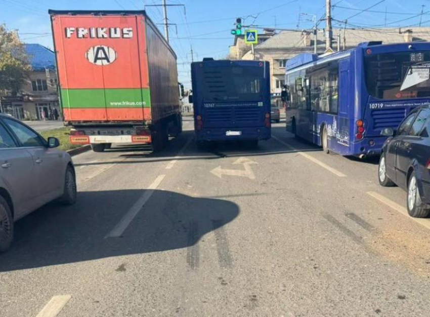 В Астрахани при столкновении автобуса с машиной пострадал ребенок