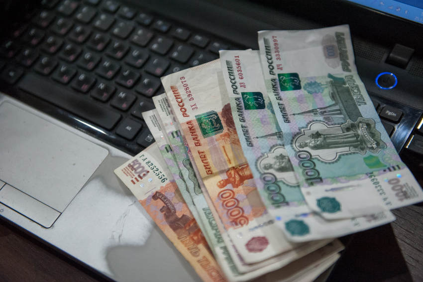 В Астрахани главбух украл сотни тысяч рублей