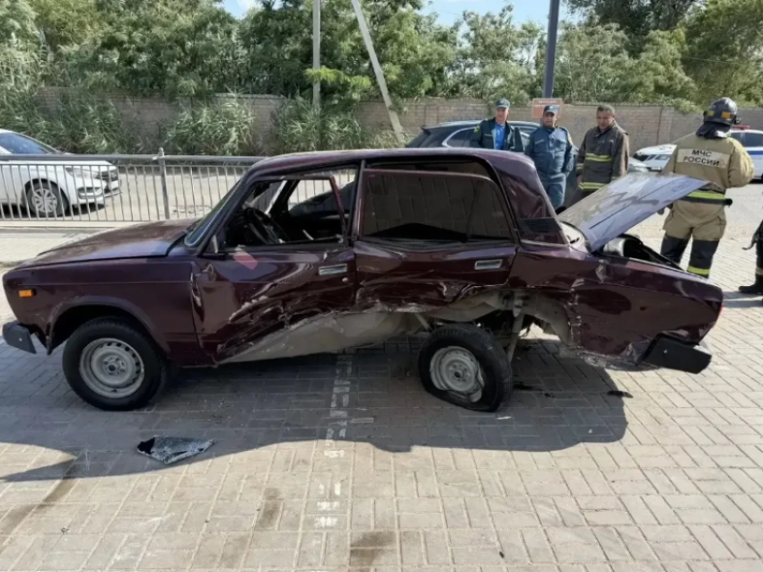 В Астрахани молодой водитель столкнулся с тремя автомобилями