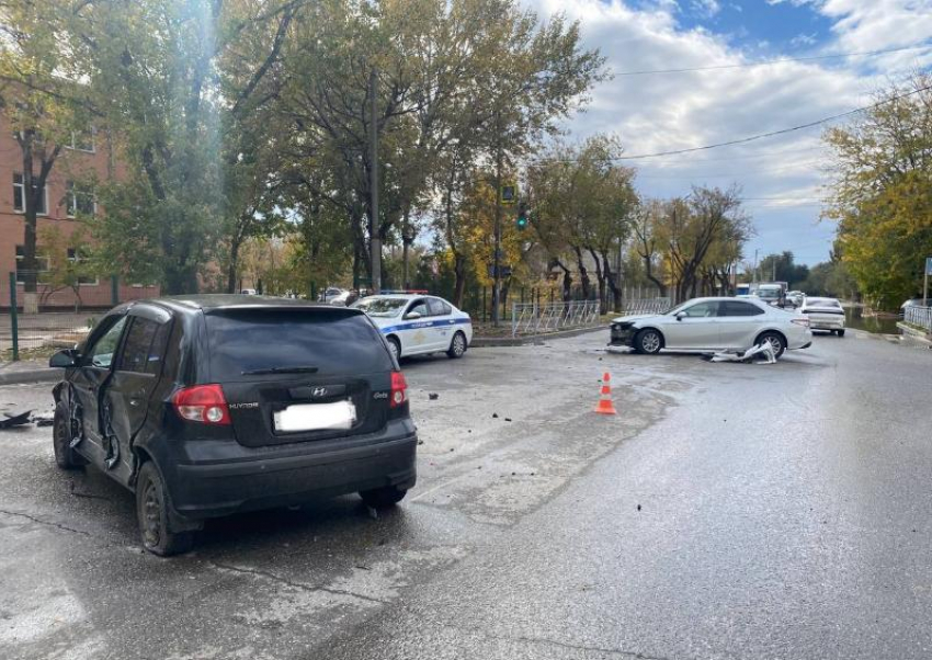 В Астрахани на улице Безжонова случилось тройное ДТП с пострадавшими
