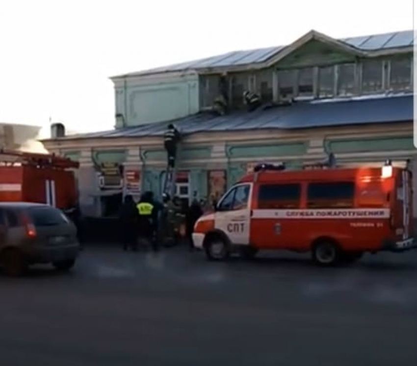 В Астрахани загорелся торговый павильон на Трусовском рынке