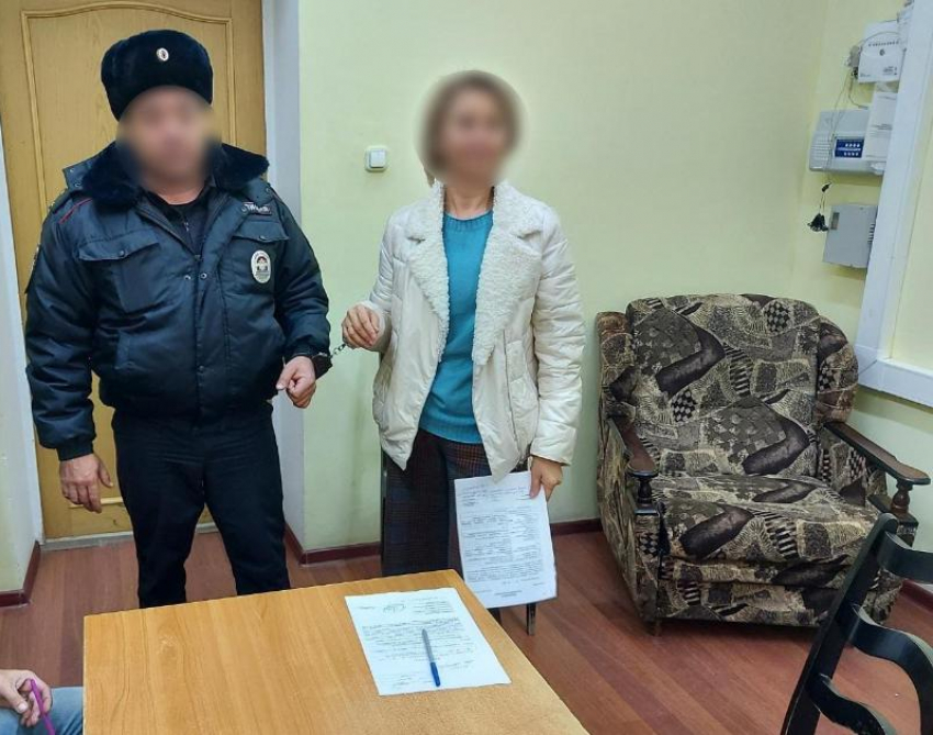 В Астрахани глава Аксарайского сельсовета платила родственнику за безделье