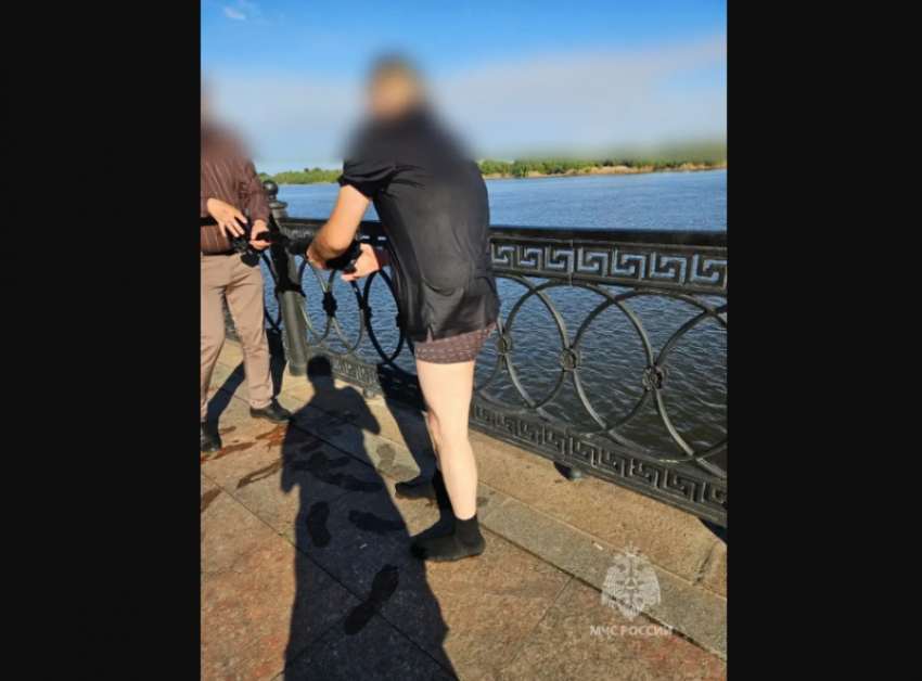 В Астрахани пожарные спасли мужчину от гибели в воде
