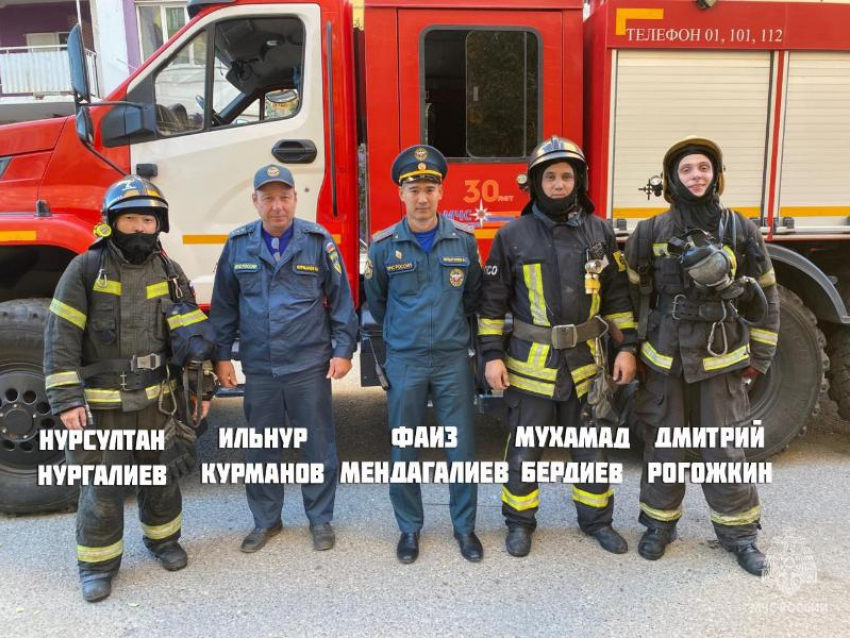 В Астрахани огнеборцы спасли женщину и ее кота из горящей квартиры