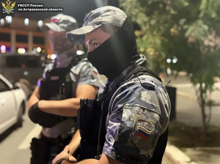 В Астрахани судебные приставы арестовали маршрутку