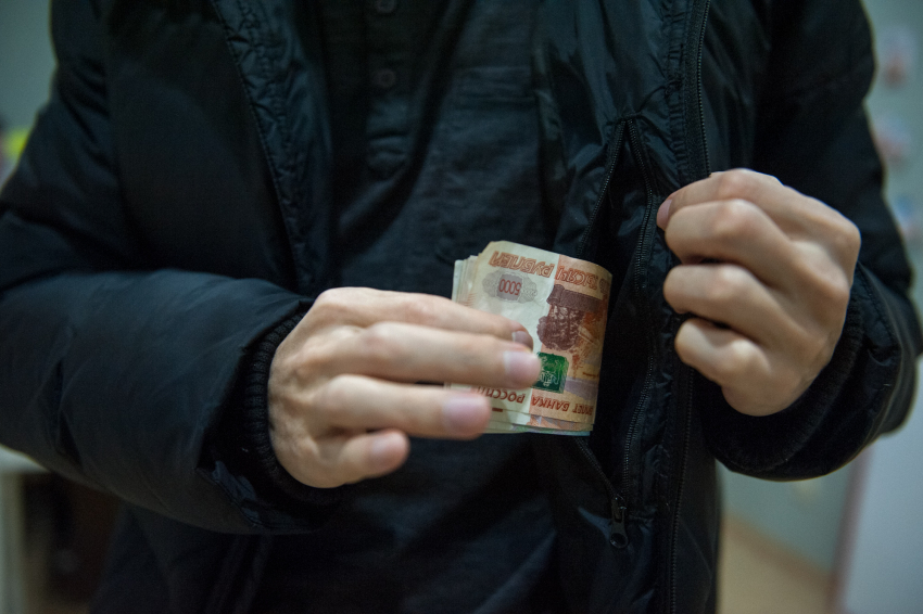 Астраханцы «подарили» мошеннику два миллиона рублей