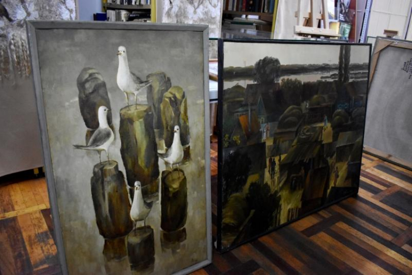 Астраханский художник Биргали Алиев передал свои полотна в дар картинной галерее
