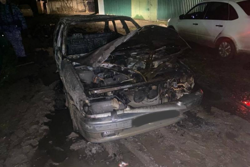 В Астрахани двое парней угнали машины и совершили поджог