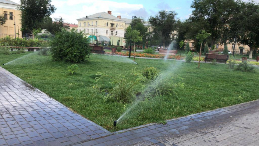 В Астрахани полив растений в парках проходит по сезонному графику