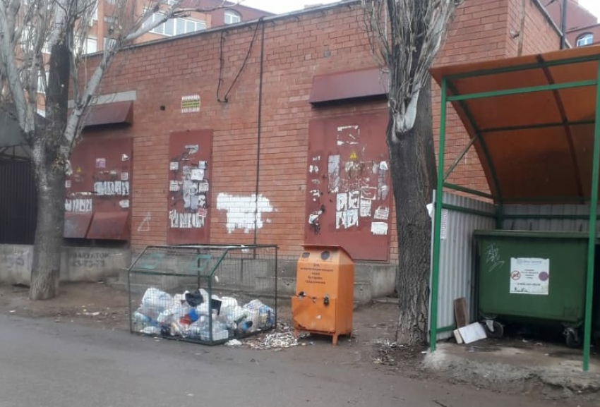 Набег вандалов: в Астрахани сломали контейнер с опасными отходами 