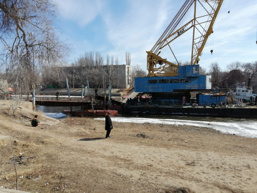 Затонувший мост в Астрахани подняли из воды 