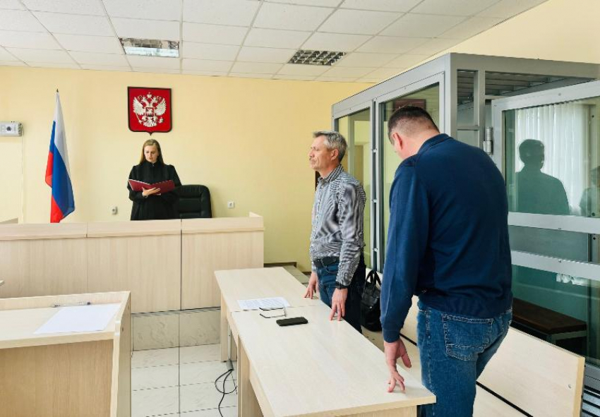 Сотрудник астраханской компании по вывозу мусора годами брал взятки