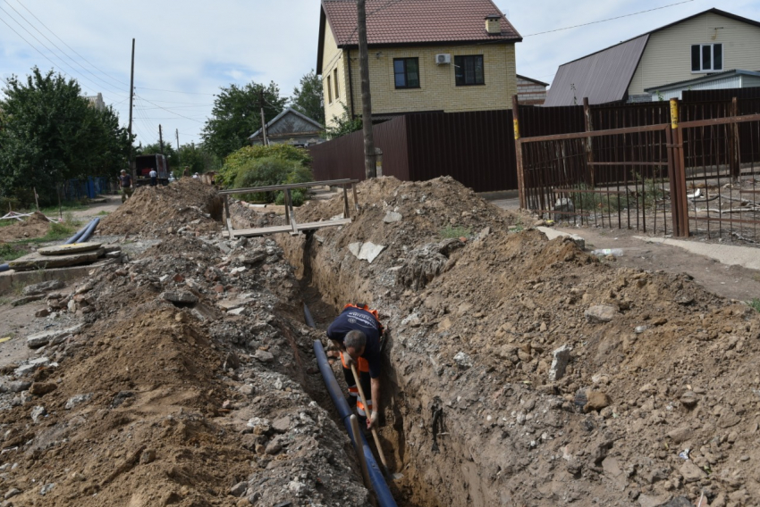 В астраханском поселке начали менять проржавевшие полувековые трубы водопровода