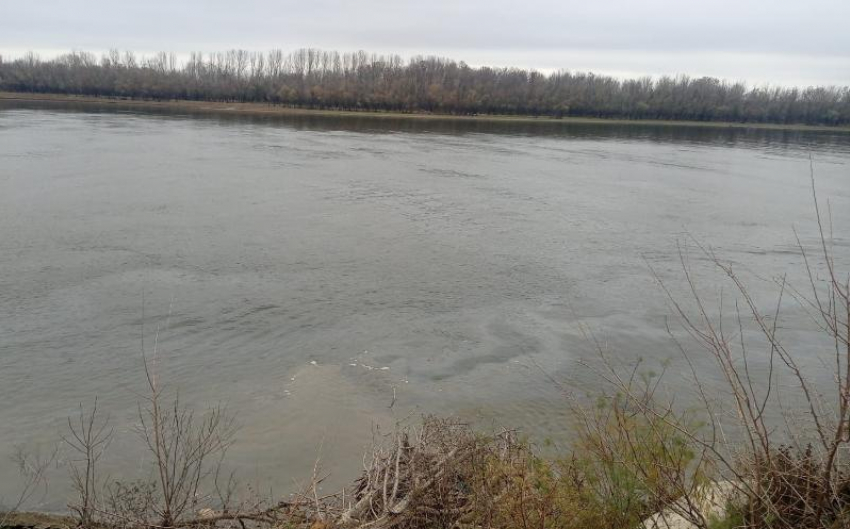 На реке Бахтемир Астраханской области замечено маслянистое пятно