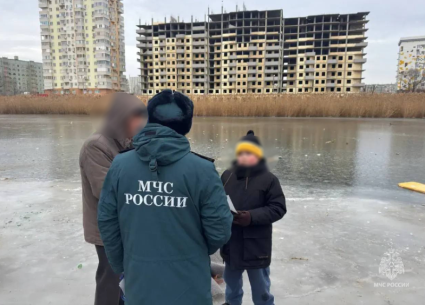 На водоемах Астрахани образовался лед: спасатели рекомендовали избегать его