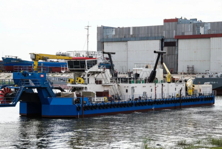 Земснаряд астраханских корабелов отправился в Салехард