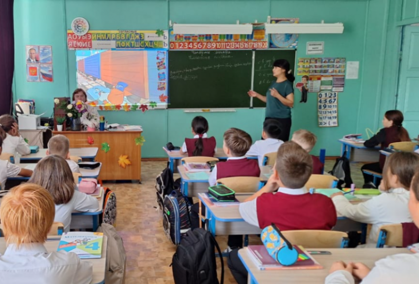 Школьникам в Астраханской области напомнили о правилах безопасности на железной дороге