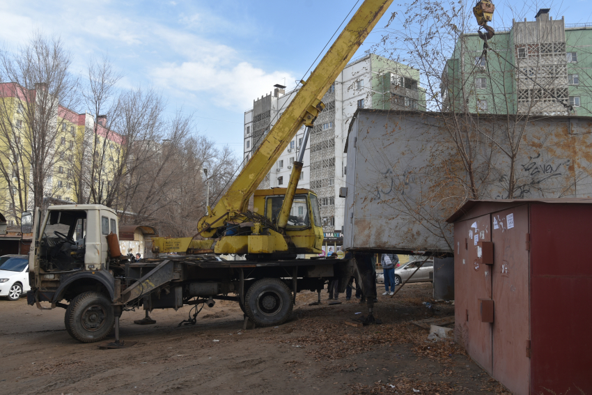 Астраханцы помогают властям сносить гаражи