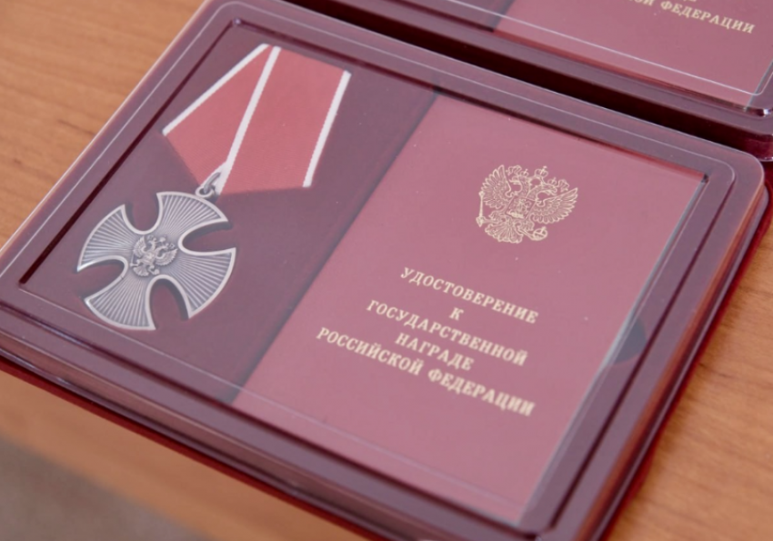 Мошенники отправляют астраханцев в администрации за фиктивными медалями