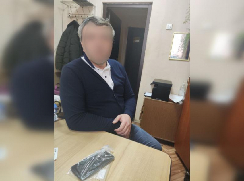 Астраханец столкнулся с грабителем в подъезде и остался без денег и телефона