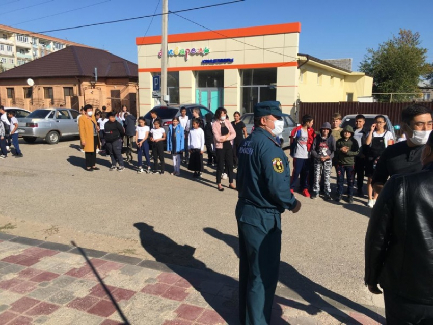 Из школы под Астраханью по тревоге эвакуировали 620 человек 