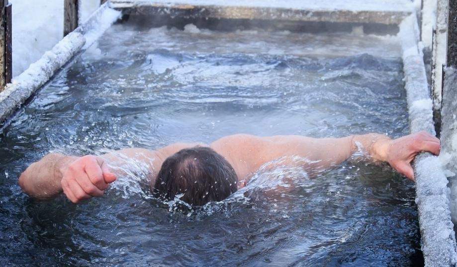 Астраханцам рассказали, как подготовиться к купанию в проруби на Крещение