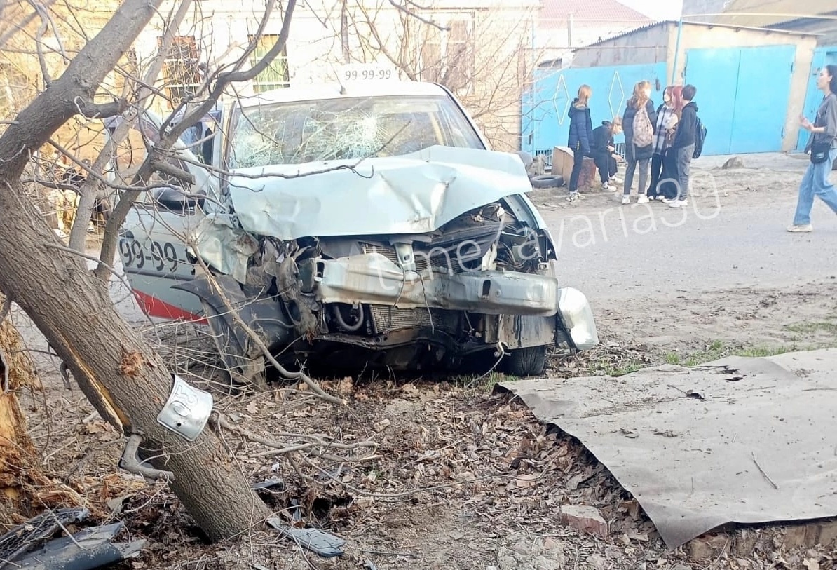 Подростки из Астрахани угнали такси и врезались в дерево