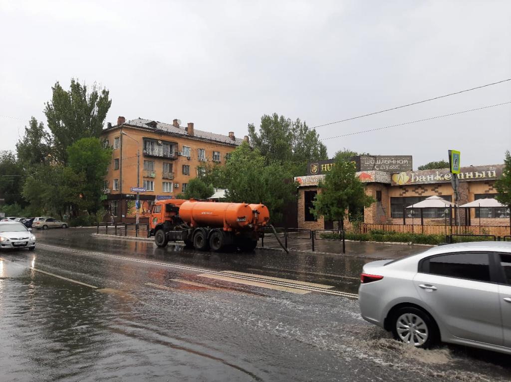 Последствия астраханского ливня, астраханский ливень, в Астрахани откачивают ливневые воды