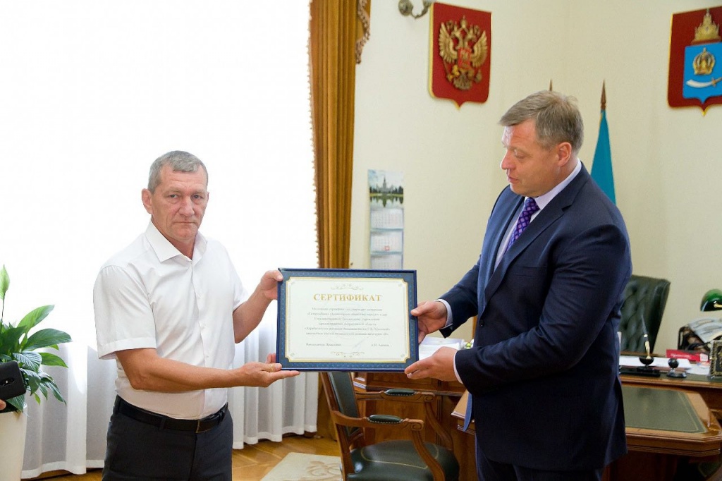 Врио губернатора Игорь Бабушкин вручает министру здравоохранения Федору Орлову сертификат