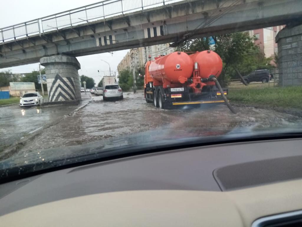 В Астрахани занимаются откачкой воды, Последствия астраханского ливня, астраханский ливень, в Астрахани откачивают ливневые воды